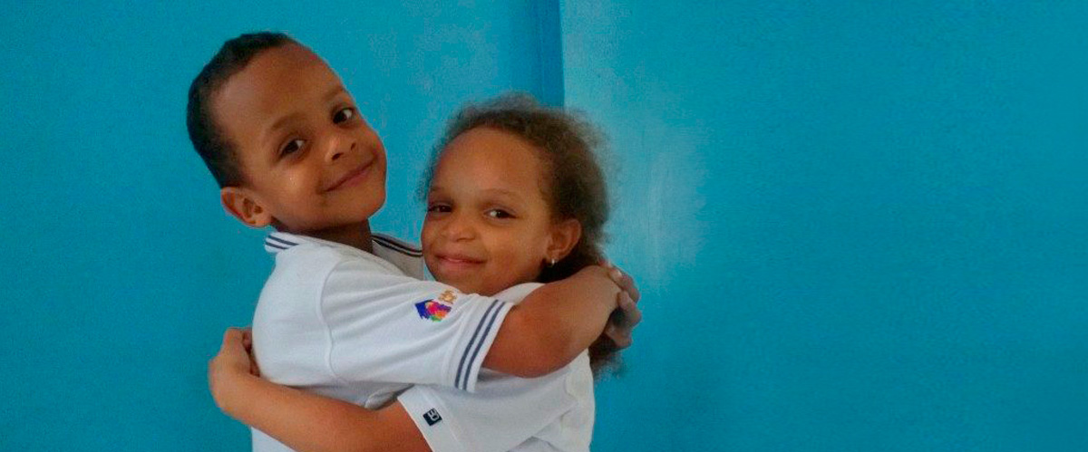 Dos niños de la guardería abrazados