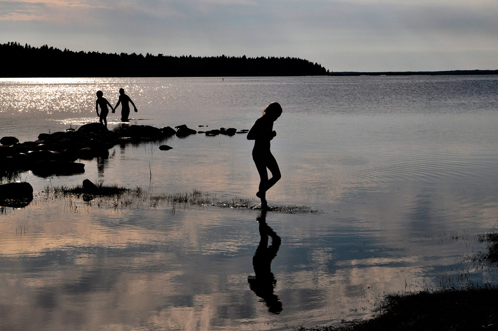 Niños jugando en la orilla al atardecer